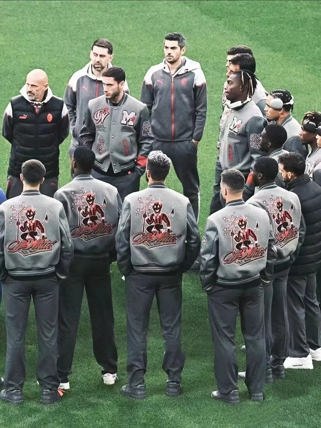 ♻️💯Reference model picture for the upper body❤️Top tested version off white New AC Milan co-branded heavy-duty embroidered rhinestone baseball jacket. Many NBA stars wear it. It is a sincere heavy-duty baseball uniform. This baseball jacket uses a leather sleeve splicing design. The main body fabric is made of 80% wool and 20% polyester blended fabric. The single piece is thick and the upper body texture is very good. The inner layer is very soft and customized with cupro silk lining. The upper body is soft and skin-friendly, and the middle layer is quilted. The wavy stitching ensures no cotton leakage. The embroidery part has an embroidery on the front and back. It is made with imported Tajima embroidery machine and towel embroidery process. It seems simple but the process is very complicated. This towel embroidery is not formed in one piece, but is divided into three parts: the bottom, middle and upper part. The bottom is black and the top is black. The pattern is sewn using towel embroidery technology. The middle layer is embroidered with white yarn to outline the shape and then sewn on the bottom. The layering is obvious. Each part needs to be made separately and sewn together. It is different from the one-piece version on the market! Accessories: First, placket snaps, heavy-duty metal snaps, separate mold opening and customization, mold opening fee 8K. Accessory materials, snap buttons, and zippers all need to be molded and customized. The overall shape adopts a pure American retro wide sleeve shape, which fully demonstrates the loose shoulder effect. The fabric is selected from heavy woolen to show a wide and stylish wearing posture. The interior uses thick quilted cotton as the liner. The entire jacket has a thicker texture and is cold-proof, warm and stylish. Gray, size: S M L XL P:700